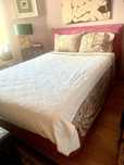Cama com cabeceira e arrumação como nova