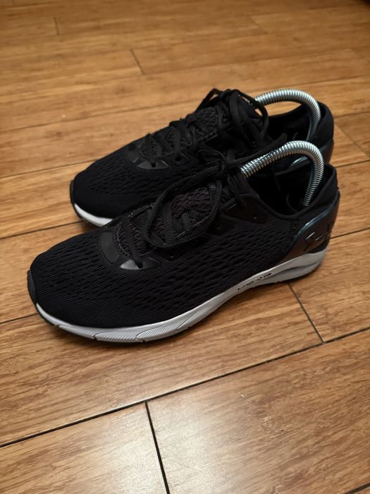 Buty sportowe damskie Under Armour HOVR rozm. 40