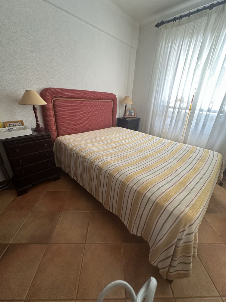 Cama quarto + mesas cabeceira