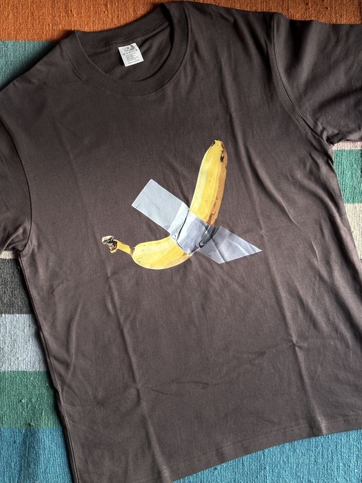 T-Shirt Maurizio Cattelan tamanho S