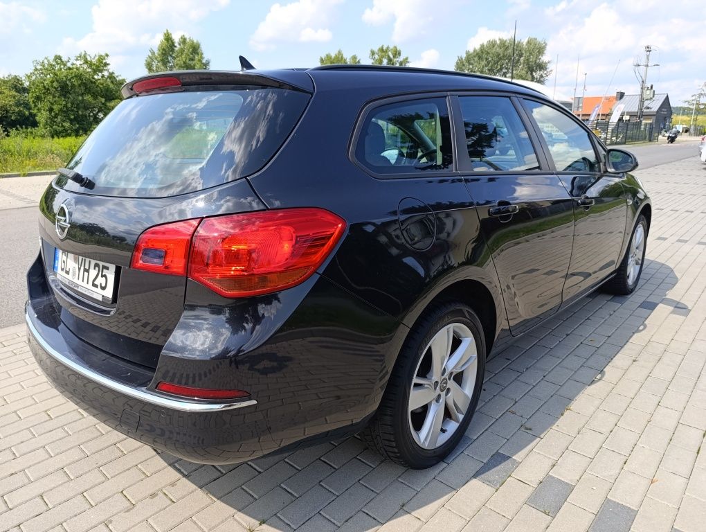Astra J z Niemiec 1.6 16 V bezwypadkowa i serwisowana wzorowy stan