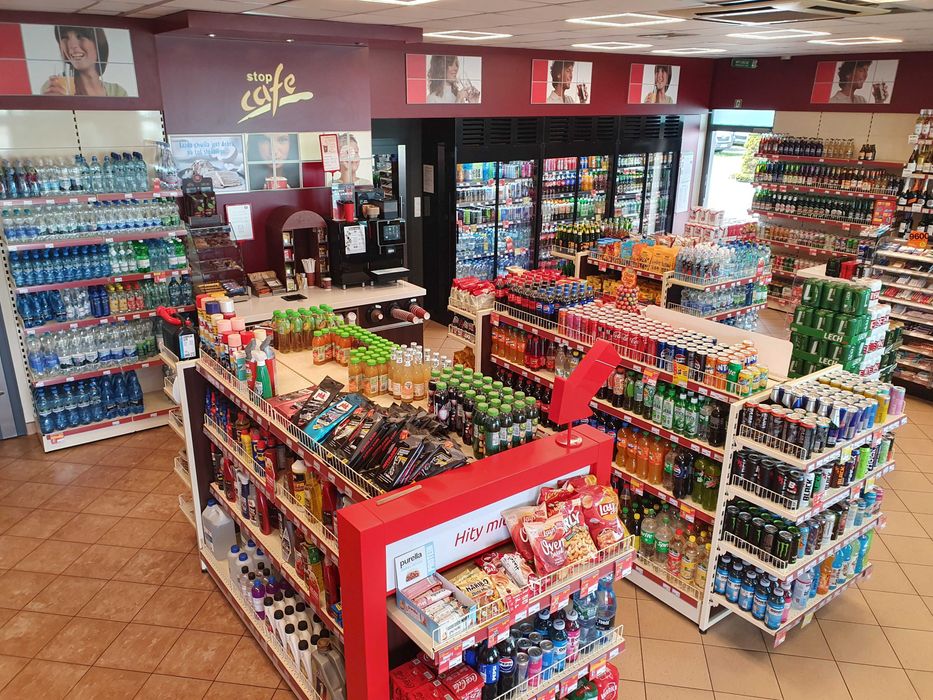 Meble i wyposażenie sklepu stacji paliw.