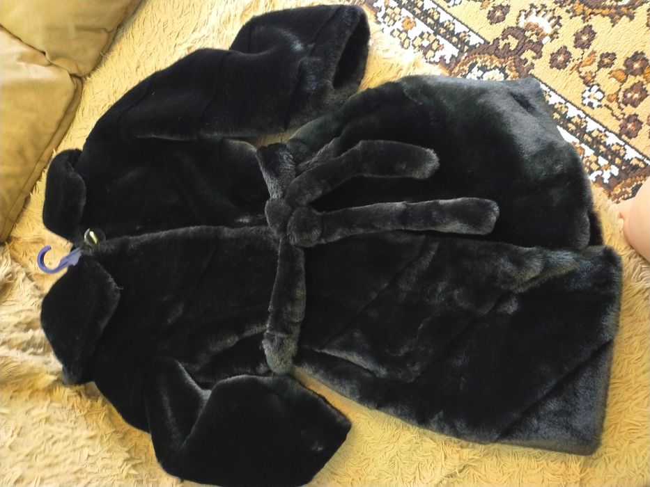 Шубка Чорного кольору, коротенька!