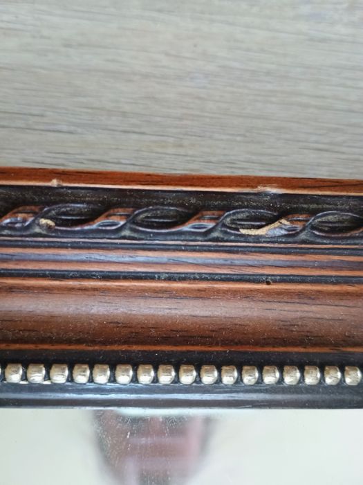 Lustro z drewnianą ramą i faza lustra