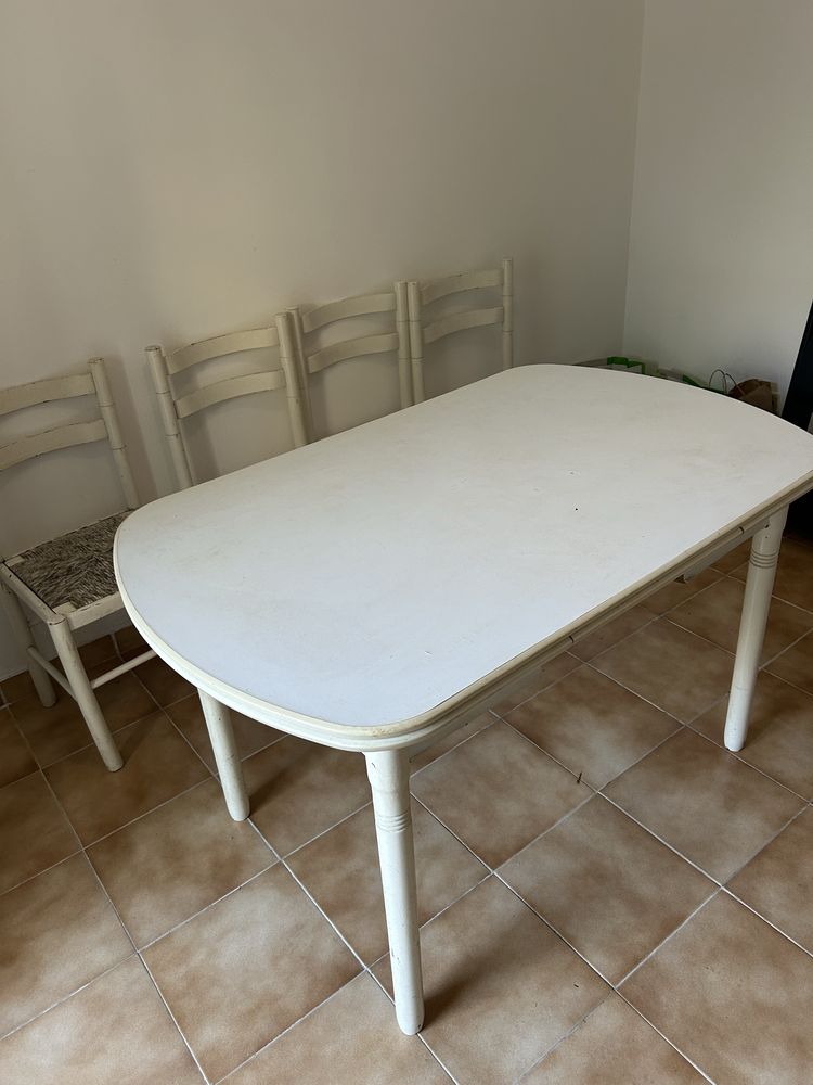 Mesa extensível + 4 cadeiras + 1 banco