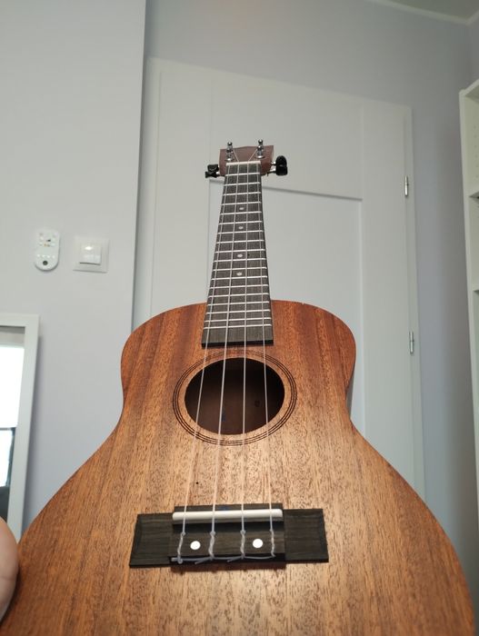 Ukulele z pokrowcem kostką do gry i tuner