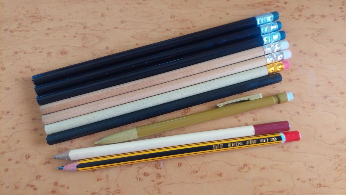 9 lápis + 1 lapiseira + 1 borracha (material escolar novo)