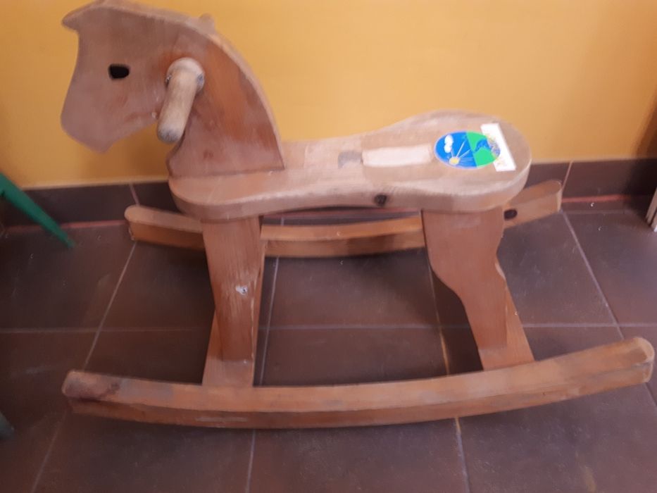 Koń konik na biegunach drewniany solidny.