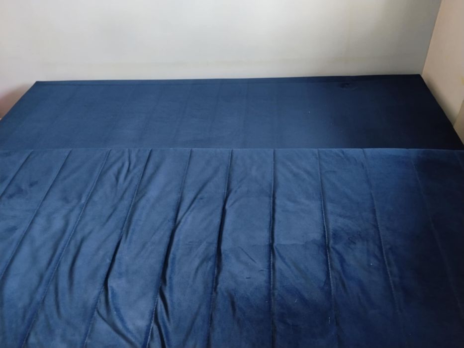 Granatowa sofa rozkladana