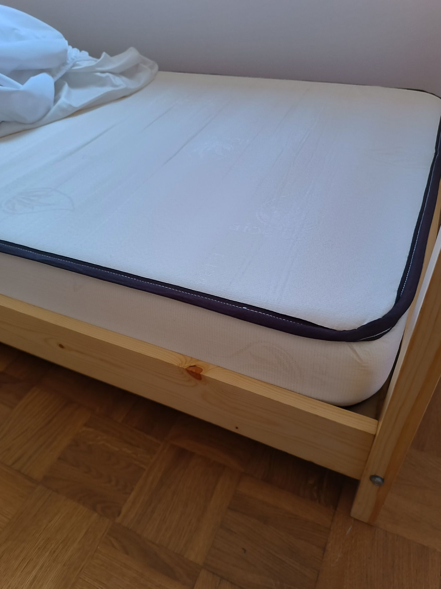 Cama Montessori com colchão como novo