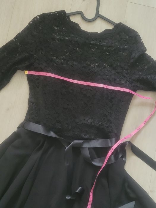 Czarna sukienka swing m z koronką paskiem w talii