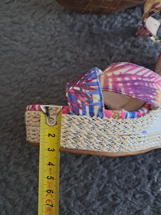 Sandałki na koturnie 37