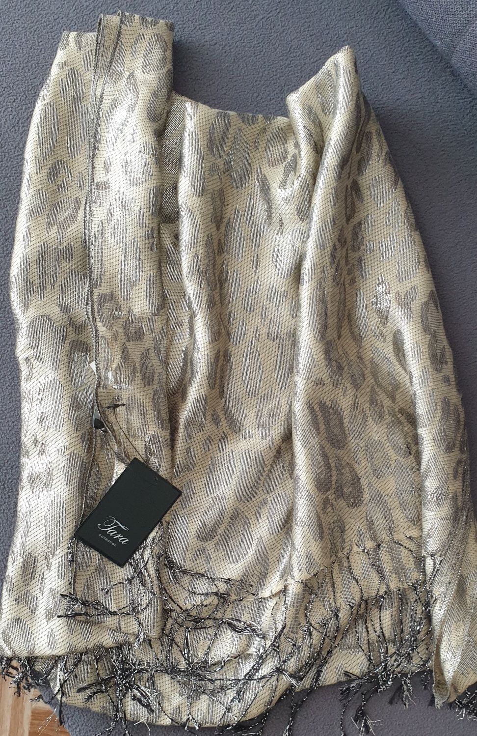 Elegancki połyskujący srebrem szal