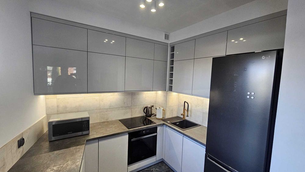 Meble kuchenne + kuchnia z piekarnikiem + zlew + bateria