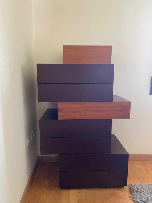 Cama de casal e mobília de madeira para quarto
