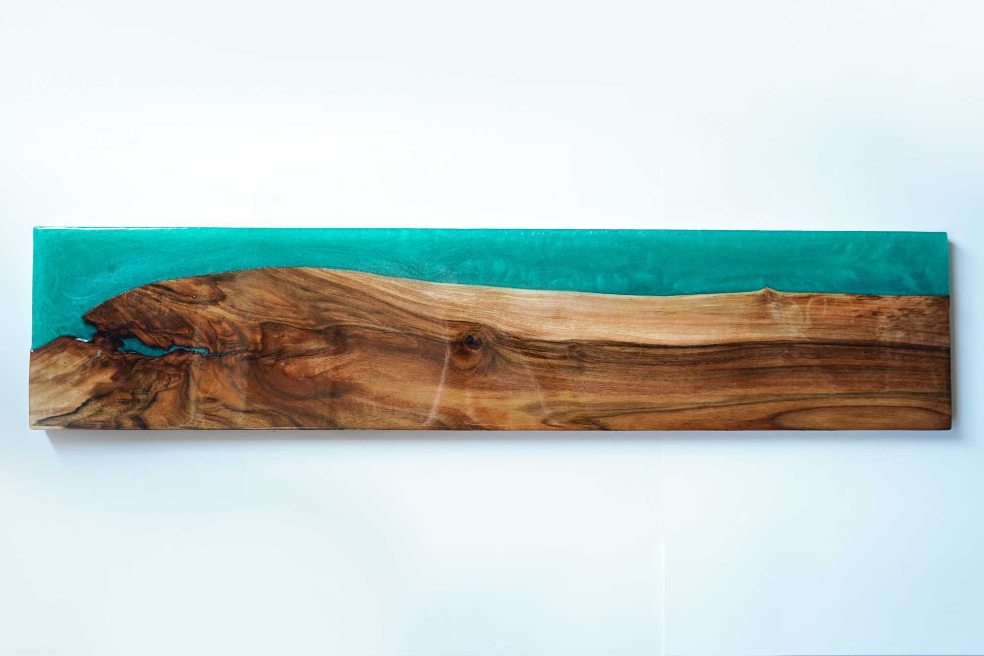 Piękny wieszak ścienny na ubrania loft z drewna i żywicy handmade