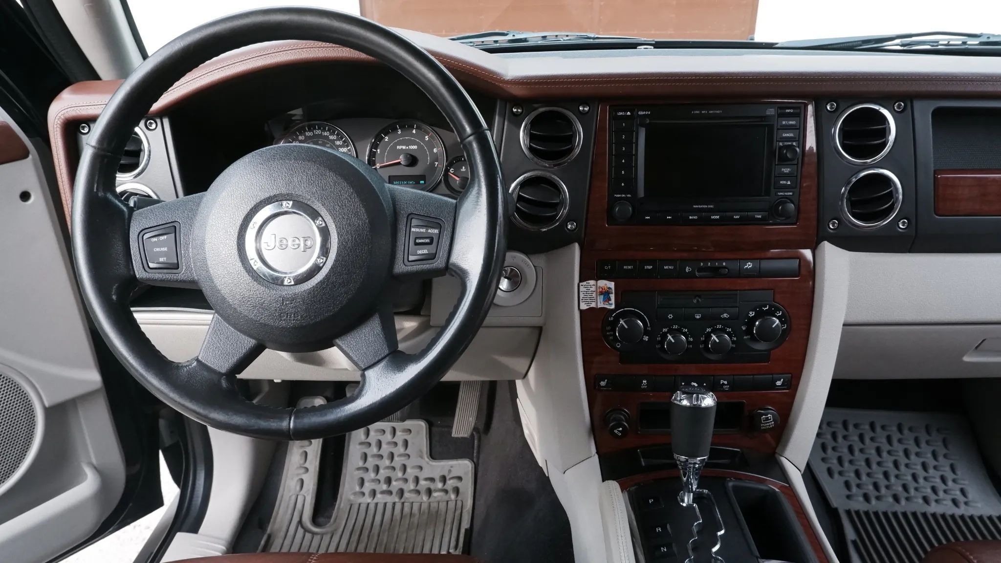 Jeep Commander Jeep Commander 3.0 CRD 218 KM 4x4 • Top wersja • 7‑osobowy • 2007