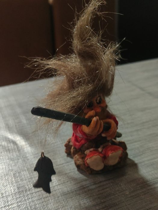 Figura Troll Pescador Vintage
Troll nórdico clássico sentado a pescar