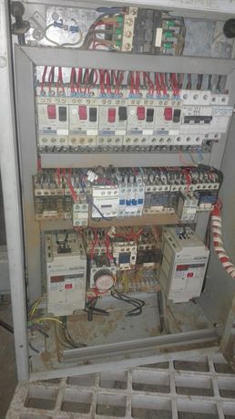 Quadro elétrico com variadores, disjuntores e contactores