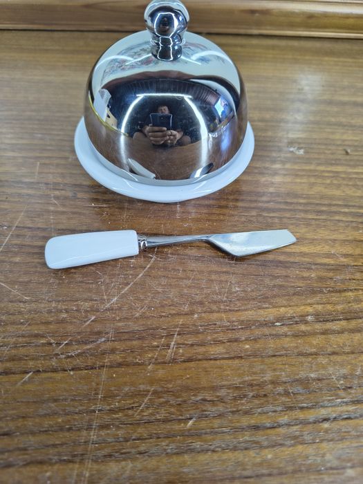 Porcelanowa maselniczka z nożykiem