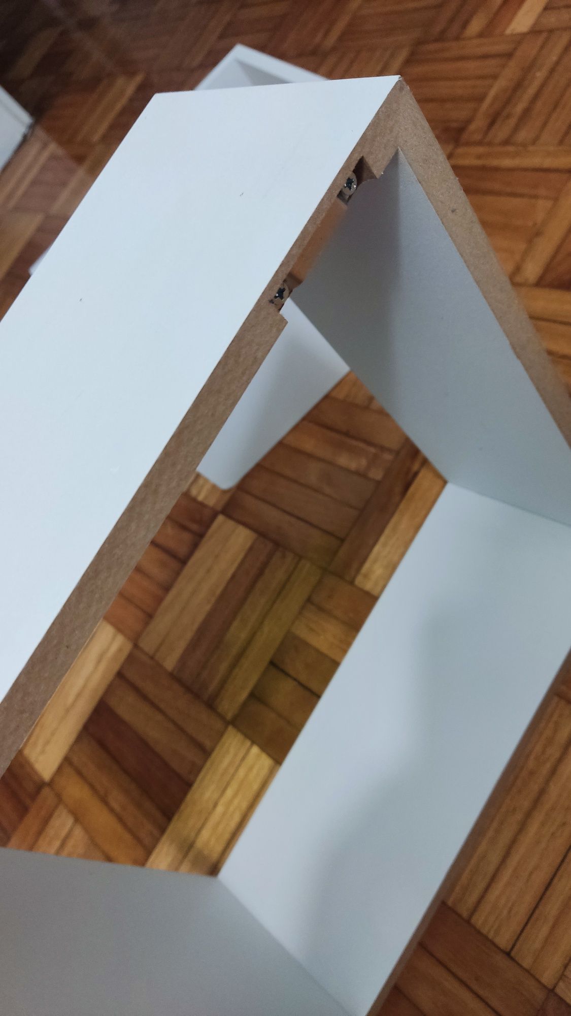Estantes em cubo
