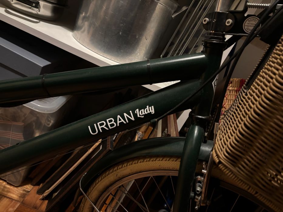 Bicicleta Electrica "Urban Lady" verde escura, celim e punhos em pele