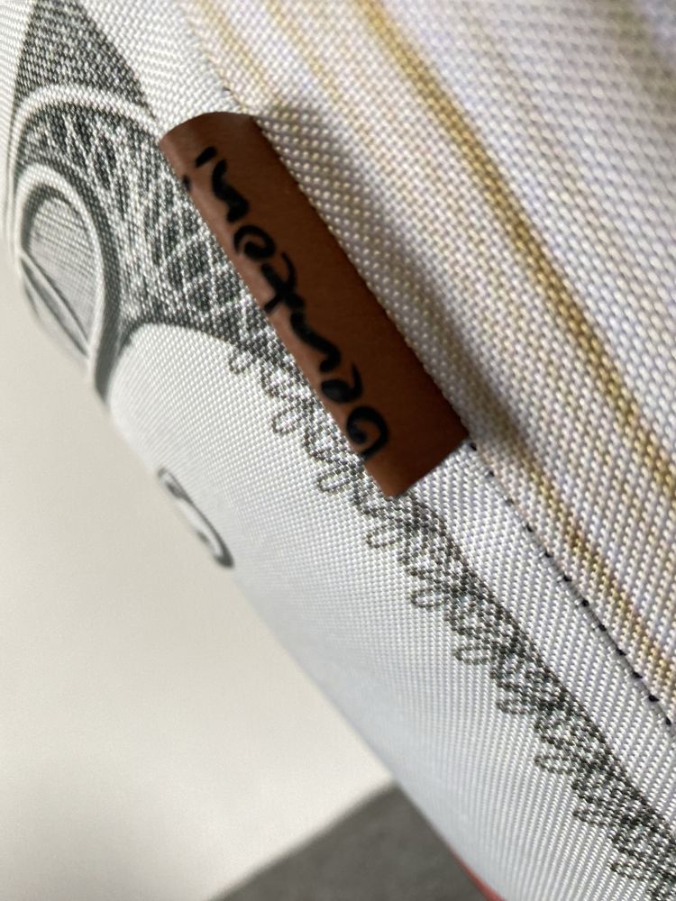 Designerska pufa (Dolar, plik banknotów) Bentoni