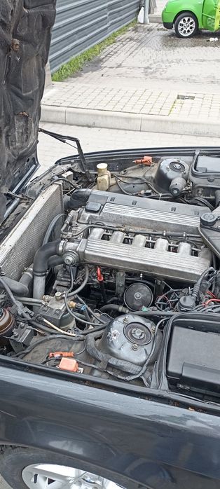 Автомобіль BMW на повному ходу!