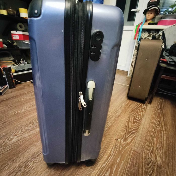 Чемодан большой, пластик