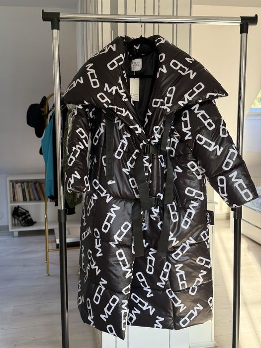 Pikowany płaszcz Miss City Official – model z logo MCO