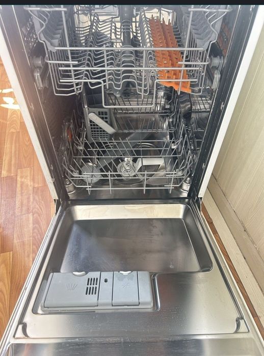 Продам посудомийну машину Electrolux