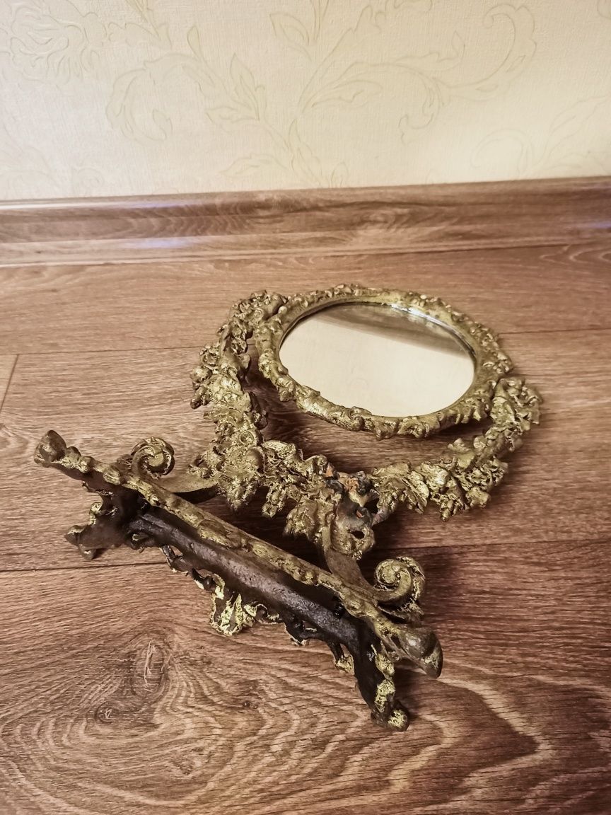 Старинное, подвижное зеркало на металлической станине