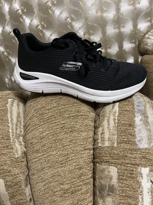 Продам кросівки  .