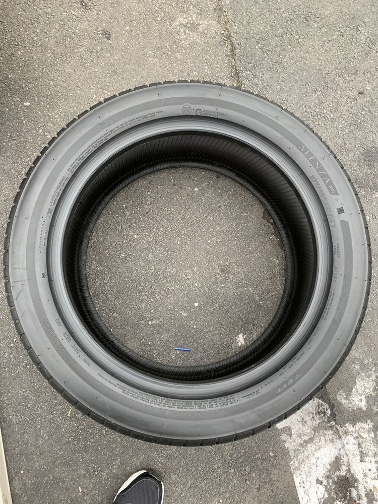 Шины разноширокие 305/40/20 275/45/20 Bridgestone Alenza 001