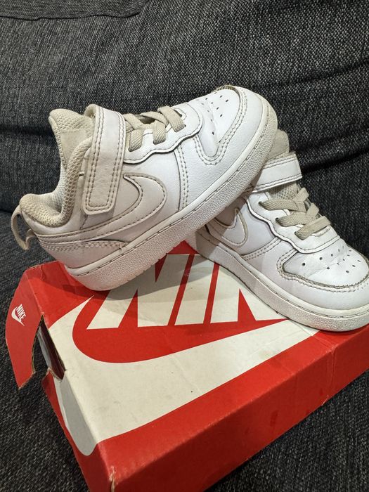 Кросівки nike jordan та білі