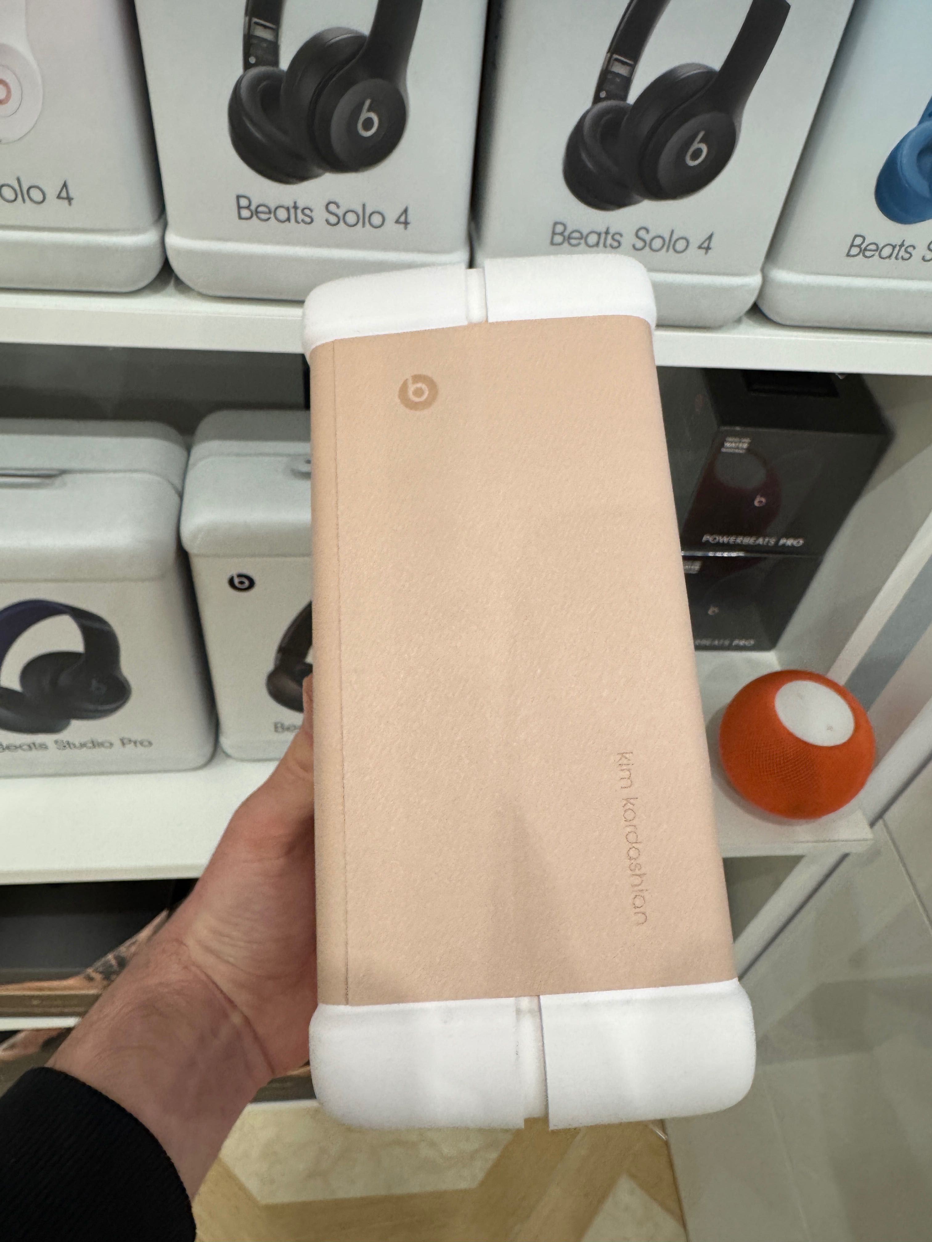 Нові Beats Studio Pro х Kim Kardashian Special Edition Moon MW663