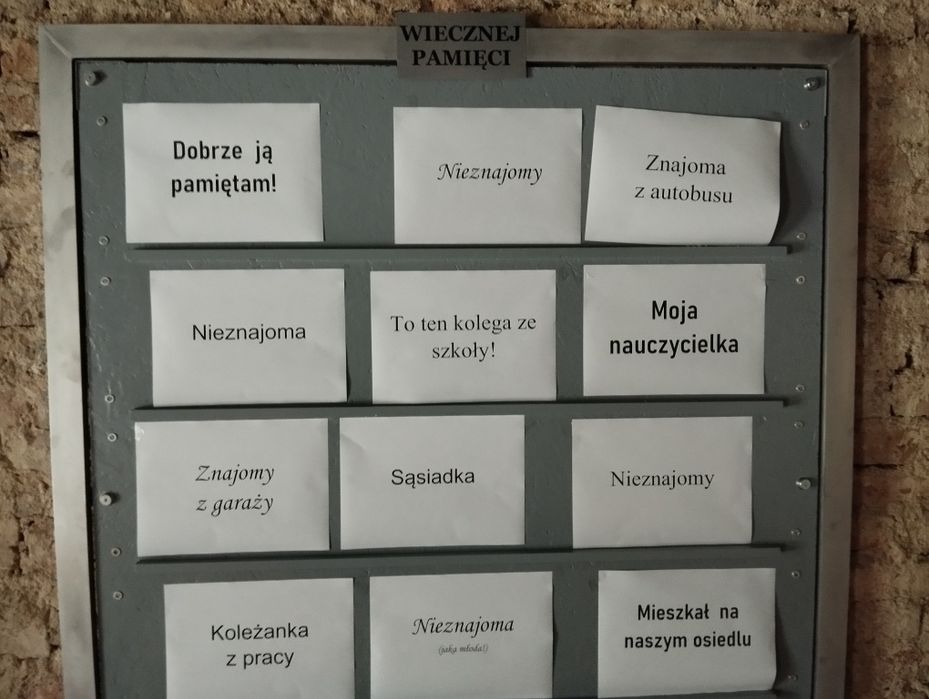 Tablica na nekrologi. Zawiadamianie o pogrzebach. Podziękowania.