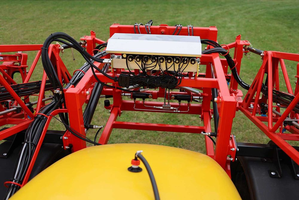 Opryskiwacz polowy przyczepiany rozkład. Hydraulicznie PROTON