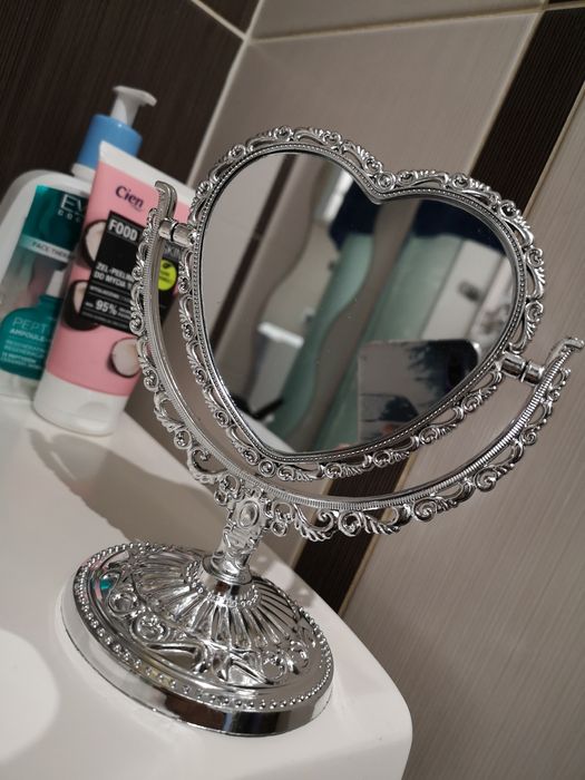 Lusterko w kolorze srebrnym