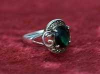 Srebrny pierścionek ze szmaragdowym oczkiem R 19