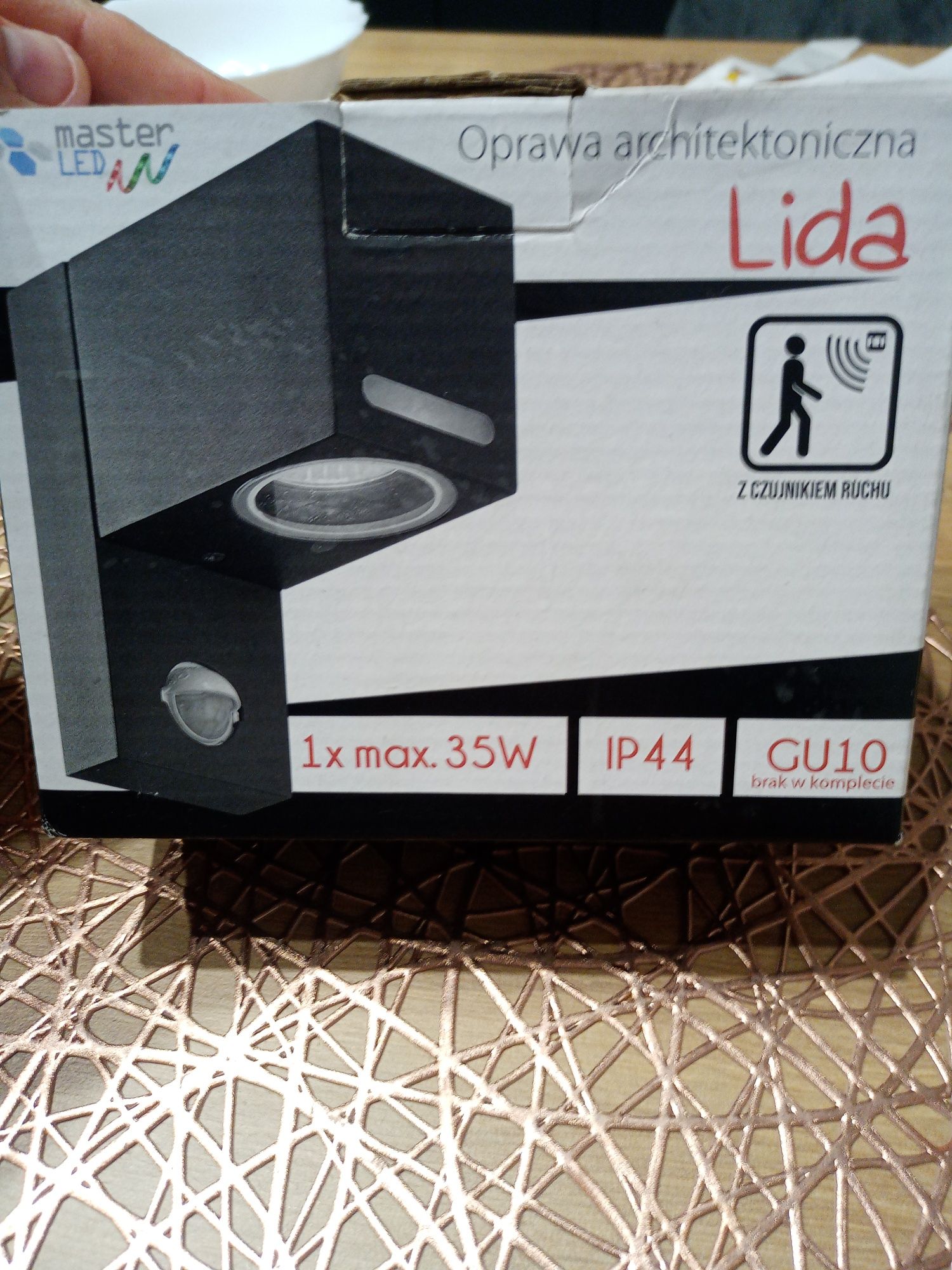 Lampa elewacyjna z czujnikiem