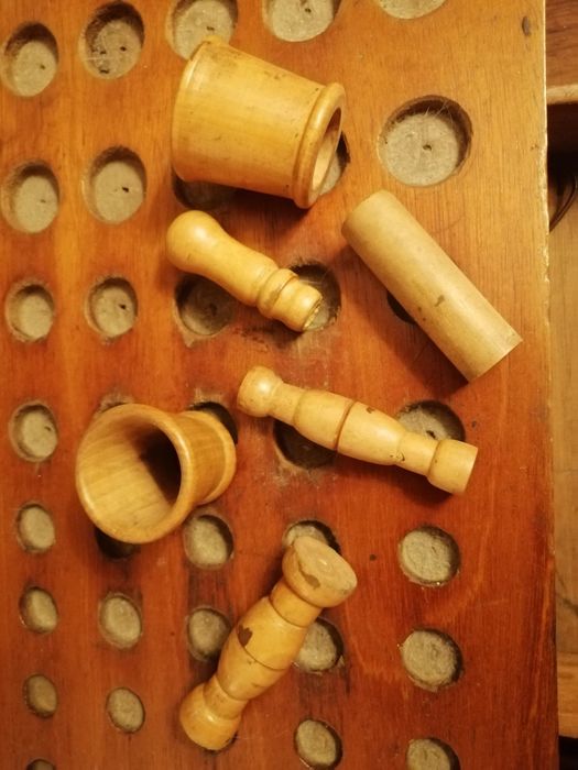 Rara caixa de farmácia antiga com utensílios