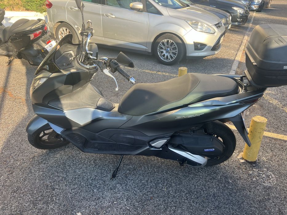 Honda pcx em muito bom estado ! Economica perfeita para a cidade