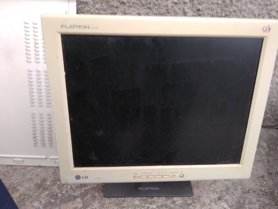 Lg монитор.   15'. За шеколадку Милка большую