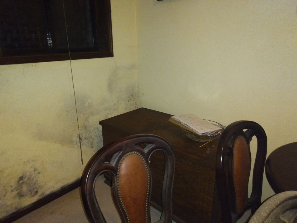 Vendo mesa de sala de jantar em mogno com garantia