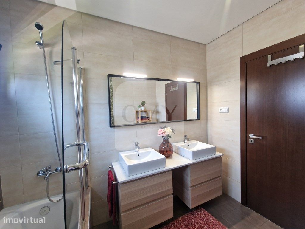 Moradia T3+1 de arquitetura moderna em Torneiros, Vila Real