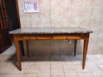 Mesa de cozinha com tampo em granito (usada, em bom estado)