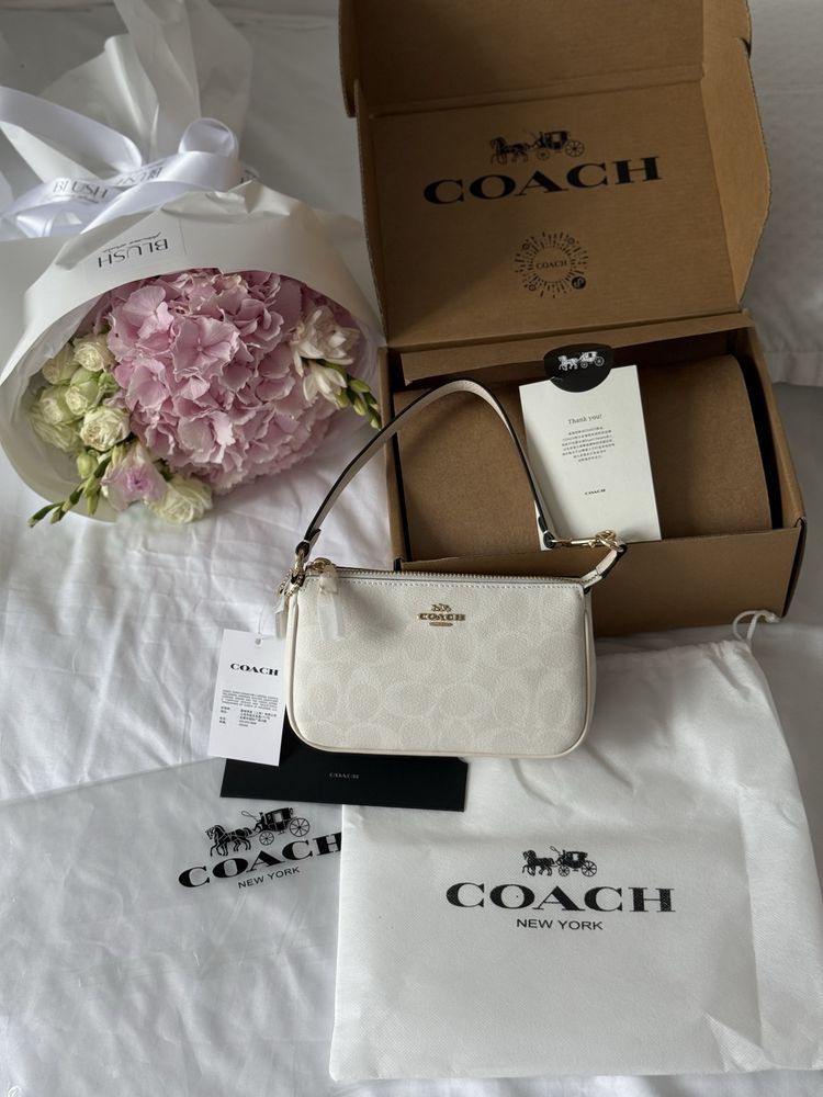 Сумка Coach Nolita Shoulder Bag In Signature Canvas біла