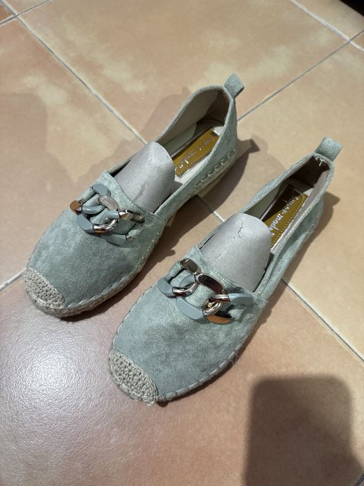 Tenis e uma sapatinha