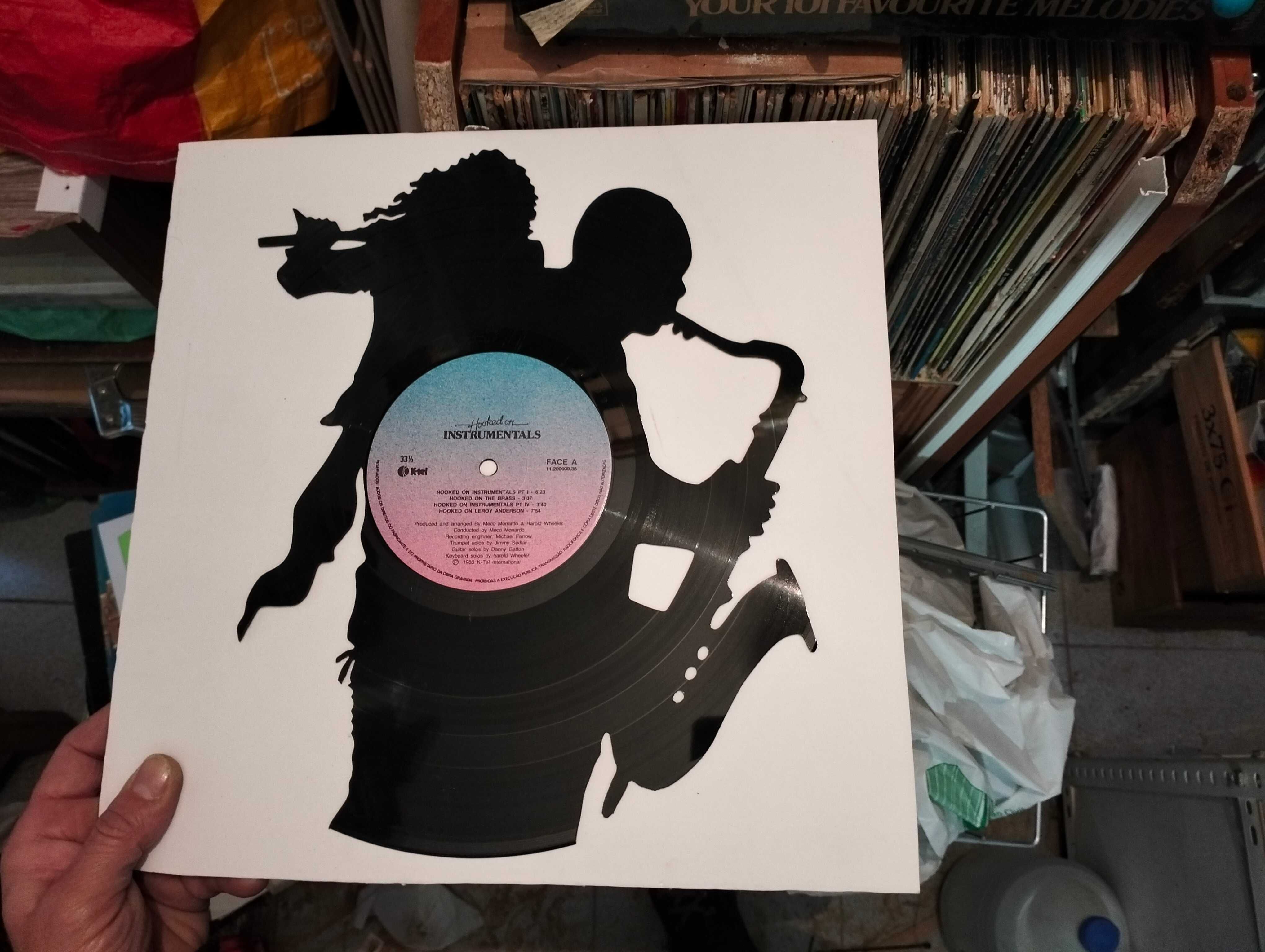 Silhueta Músico feito com um disco de vinil LP